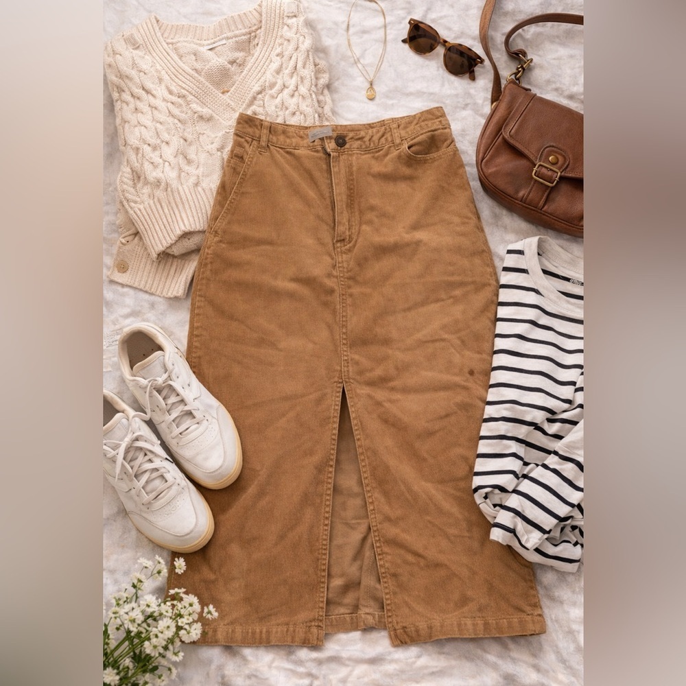 🏴󠁧󠁢󠁥󠁮󠁧󠁿 Warehouse of London CORDUROY SKIRT with front slit. Vintage 1999 Size 6